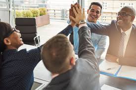 Dicas para lidar com a rivalidade no trabalho e ser mais feliz